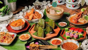Variedad de platos y productos alimenticios tradicionales presentados sobre una mesa de madera.