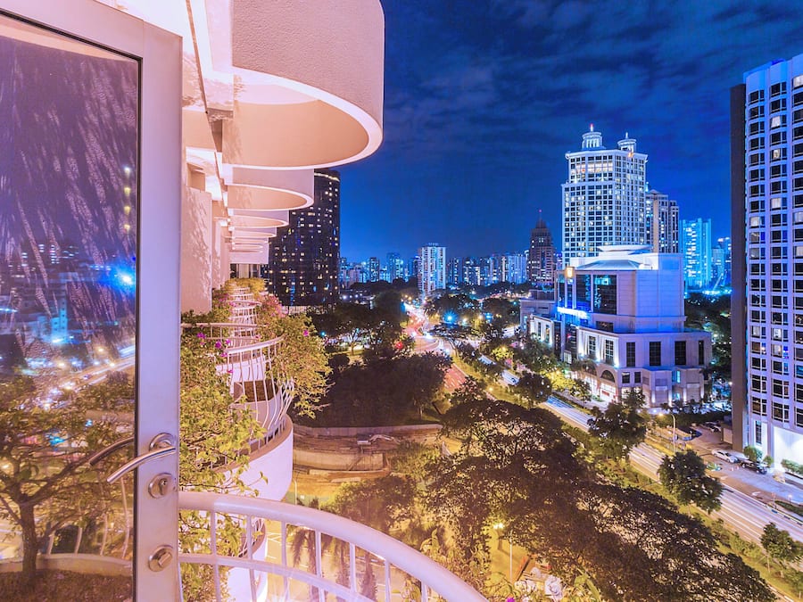 Ropa de cama de alta calidad y caja de seguridad en la habitación