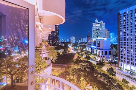 Premium bedding, in-room safe, individually furnished, desk. Copthorne King's Hotel Singapore