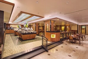 2 restaurants, breakfast, lunch, dinner served; Malaysian cuisine - Copthorne King's Hotel Singapore (Singapore)