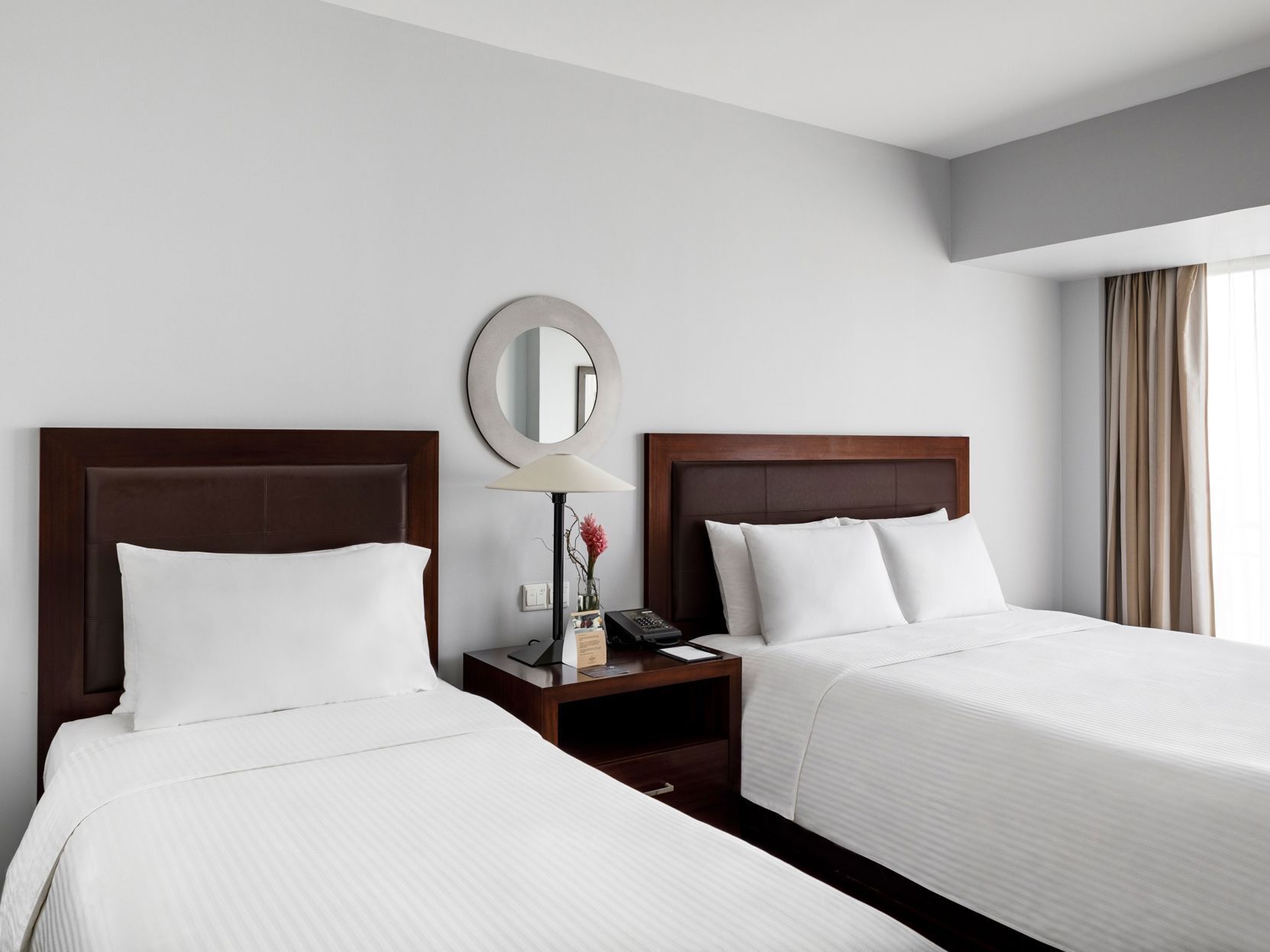 高档床上用品、客房内保险箱、特色家居、办公桌