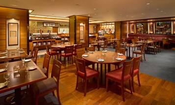 2 restaurants, breakfast, lunch, dinner served; Malaysian cuisine 