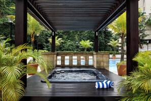 Outdoor pool, open 7:00 AM to 10:00 PM, pool umbrellas, pool loungers - Copthorne King's Hotel Singapore (Singapore)