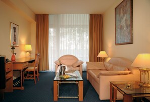 套房 | 客廳 | 32 吋LCD 電視連衛星電視頻道、電視、收費電影