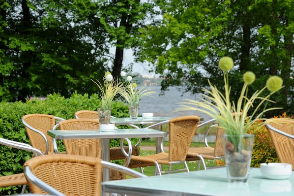 Se sirven desayunos y almuerzos, restaurante con mesas al aire libre 