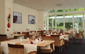 供應早餐、午餐、晚餐；地區菜；室外用餐