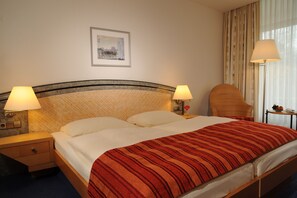 Sengetøy av topp kvalitet, senger med overmadrass og safe på rommet