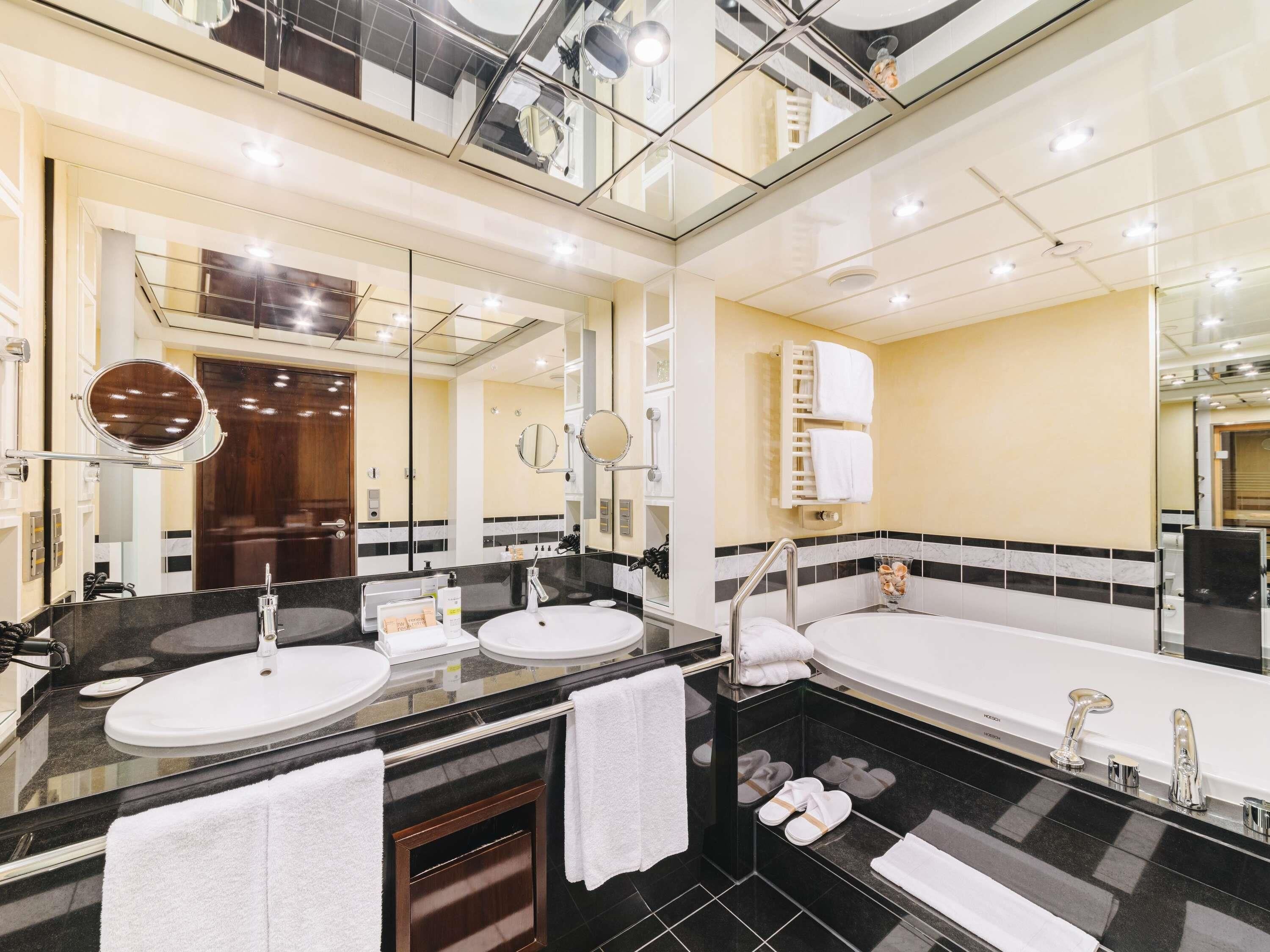 presidential suite, 1 king bed | 1 bedroom, hypo-allergenic bedding, minibar, in-room safe