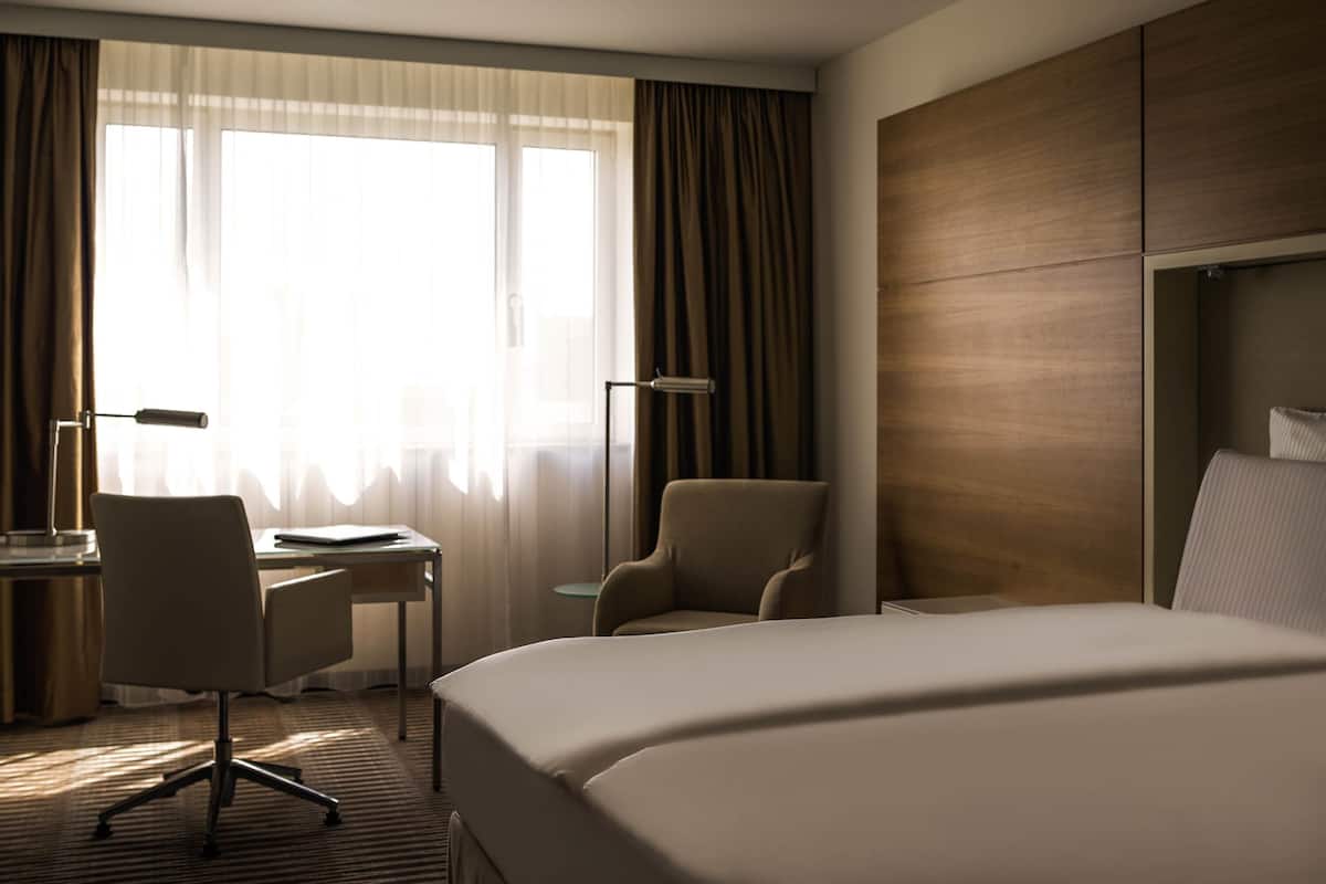 Hypo-allergenic bedding, in-room safe, individually decorated, desk