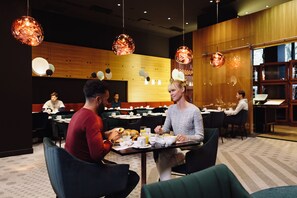 Petit déjeuner buffet (35 EUR par personne)