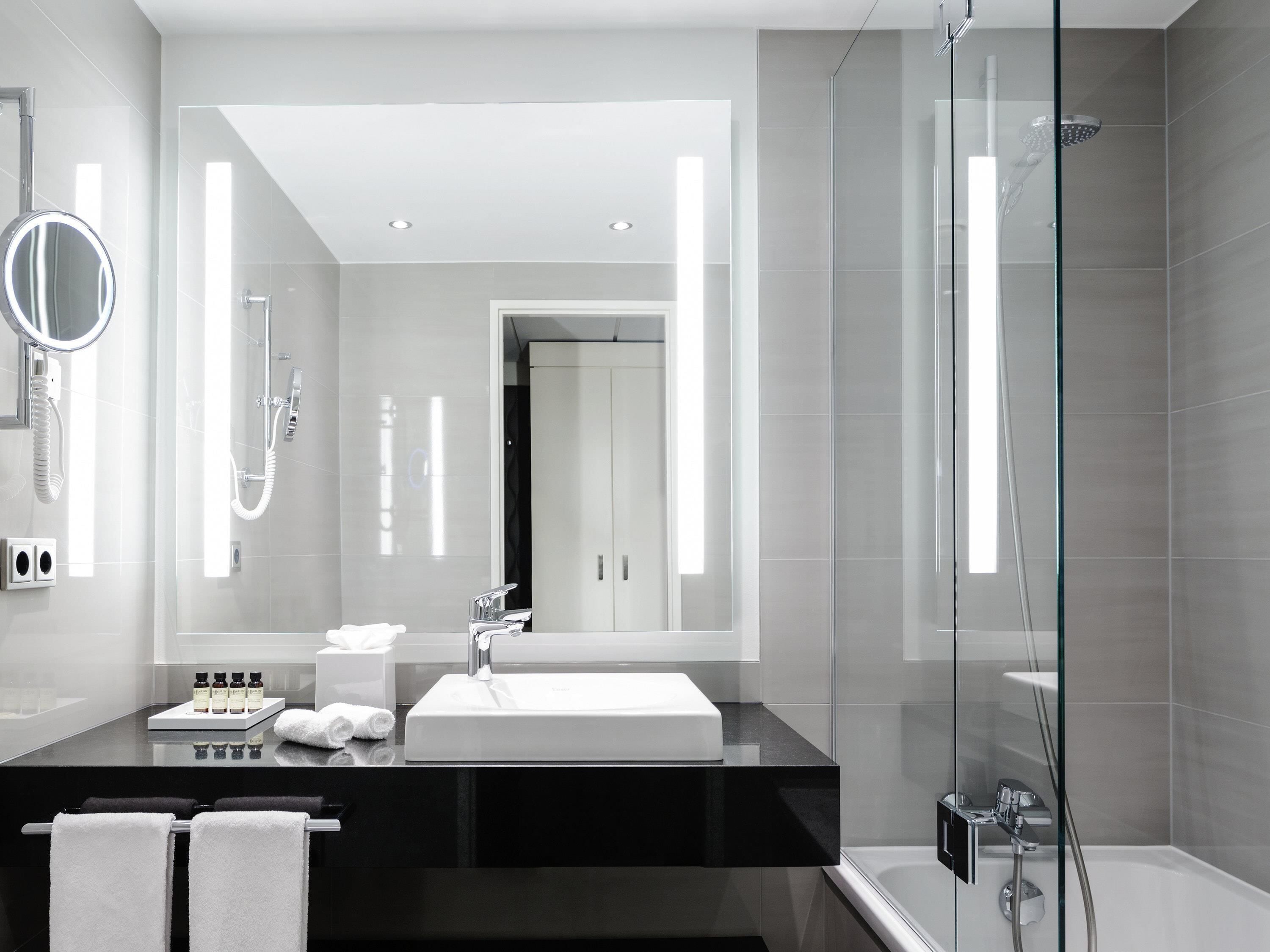 Hypo-allergenic bedding, in-room safe, individually decorated, desk