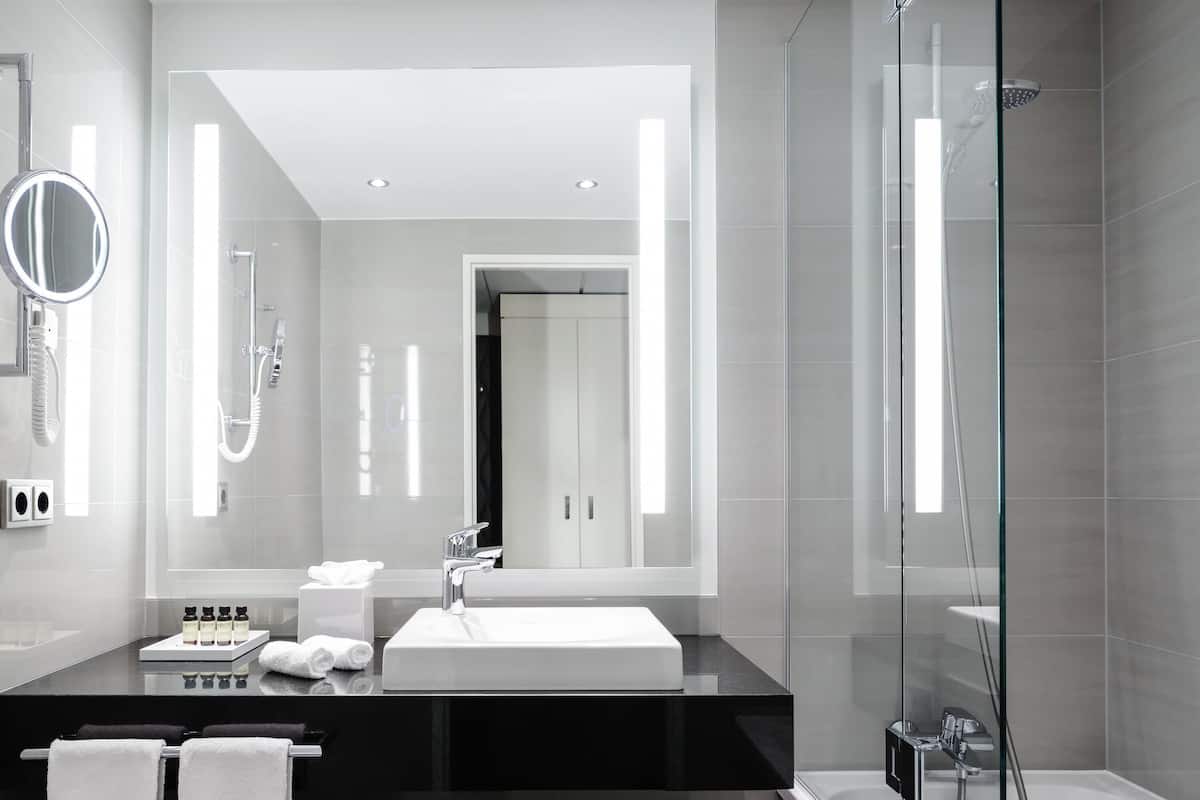 Hypo-allergenic bedding, in-room safe, individually decorated, desk