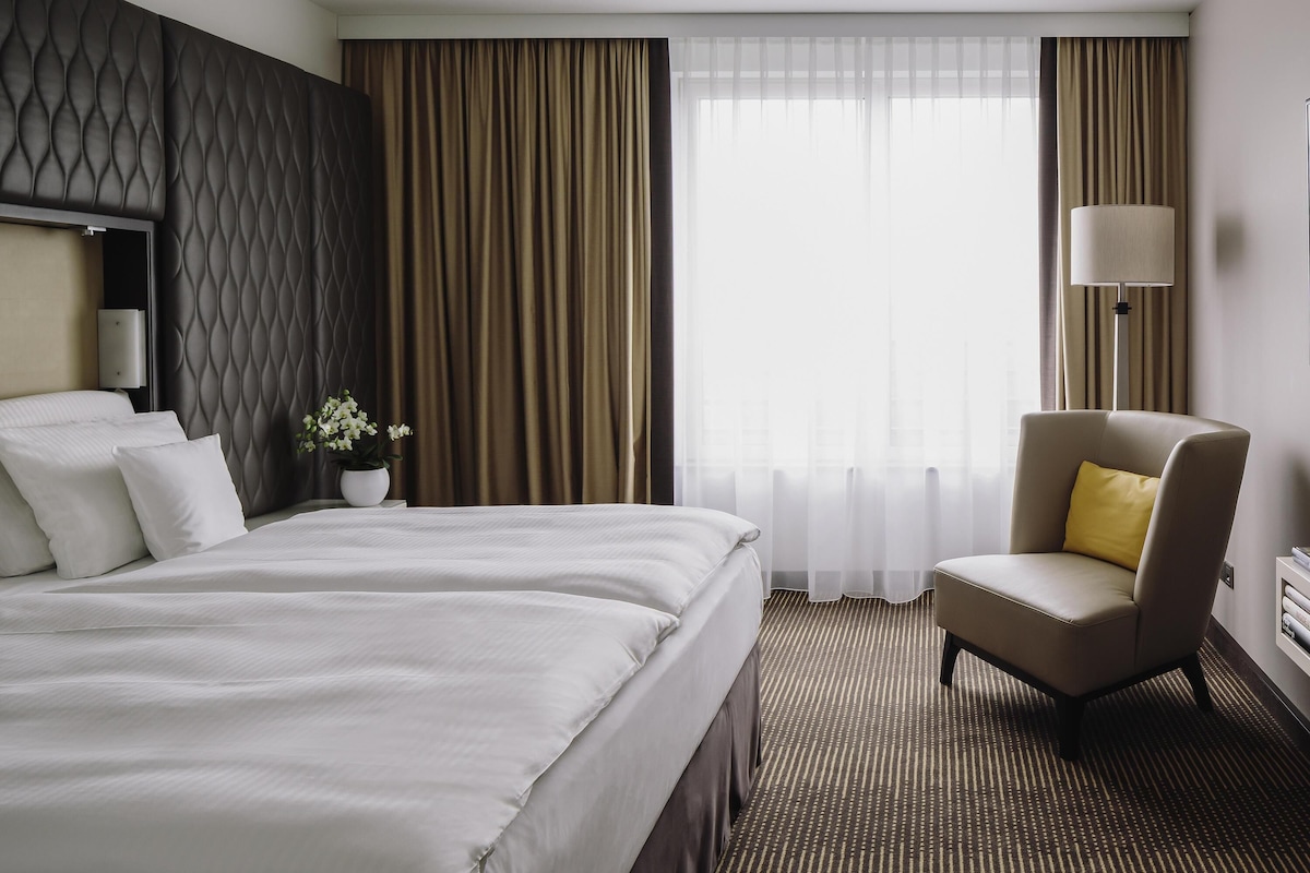 Hypo-allergenic bedding, in-room safe, desk, laptop workspace