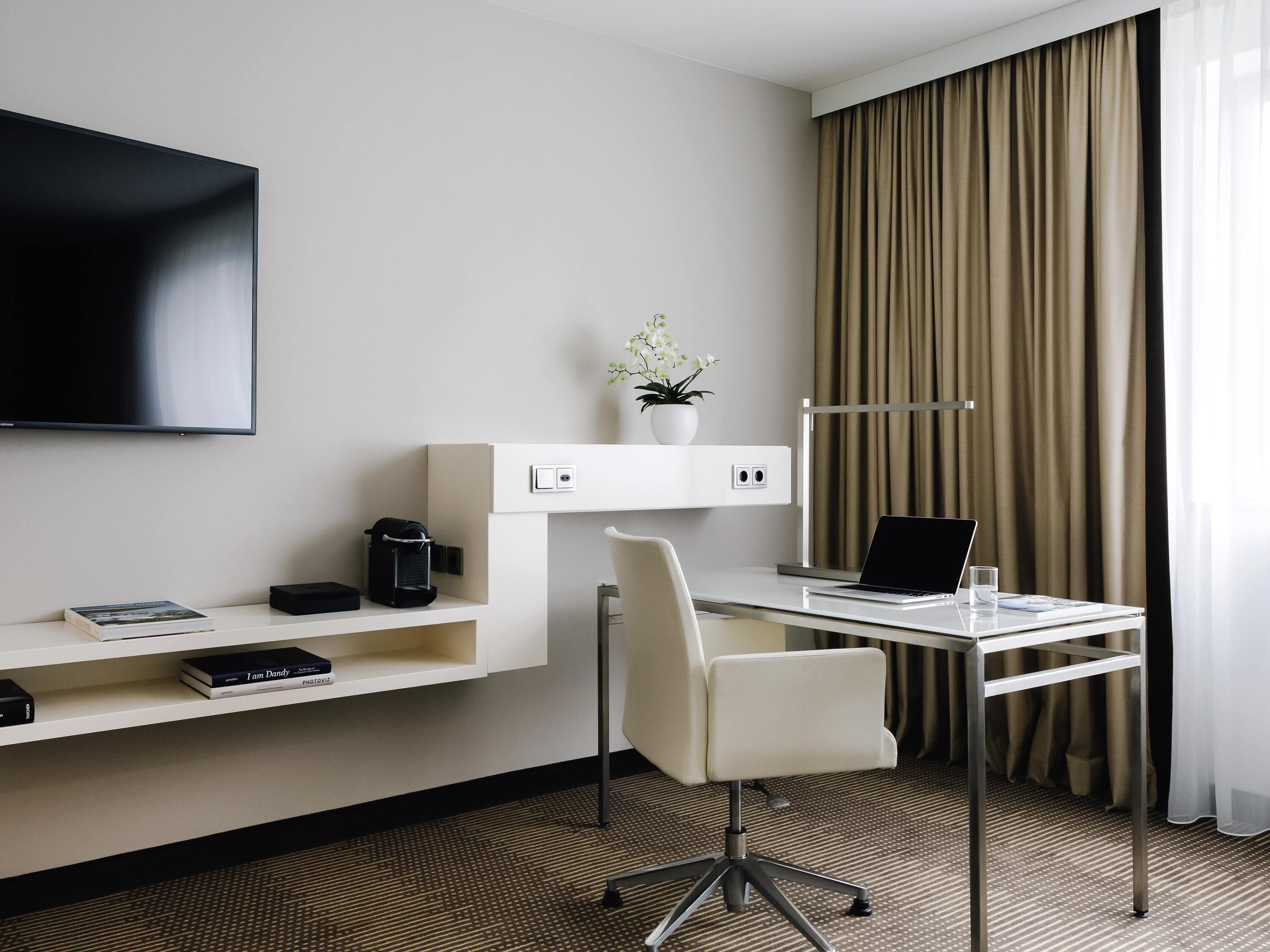 deluxe suite, 1 king bed | 1 bedroom, hypo-allergenic bedding, minibar, in-room safe