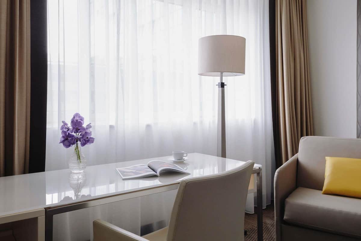 Hypo-allergenic bedding, in-room safe, individually decorated, desk