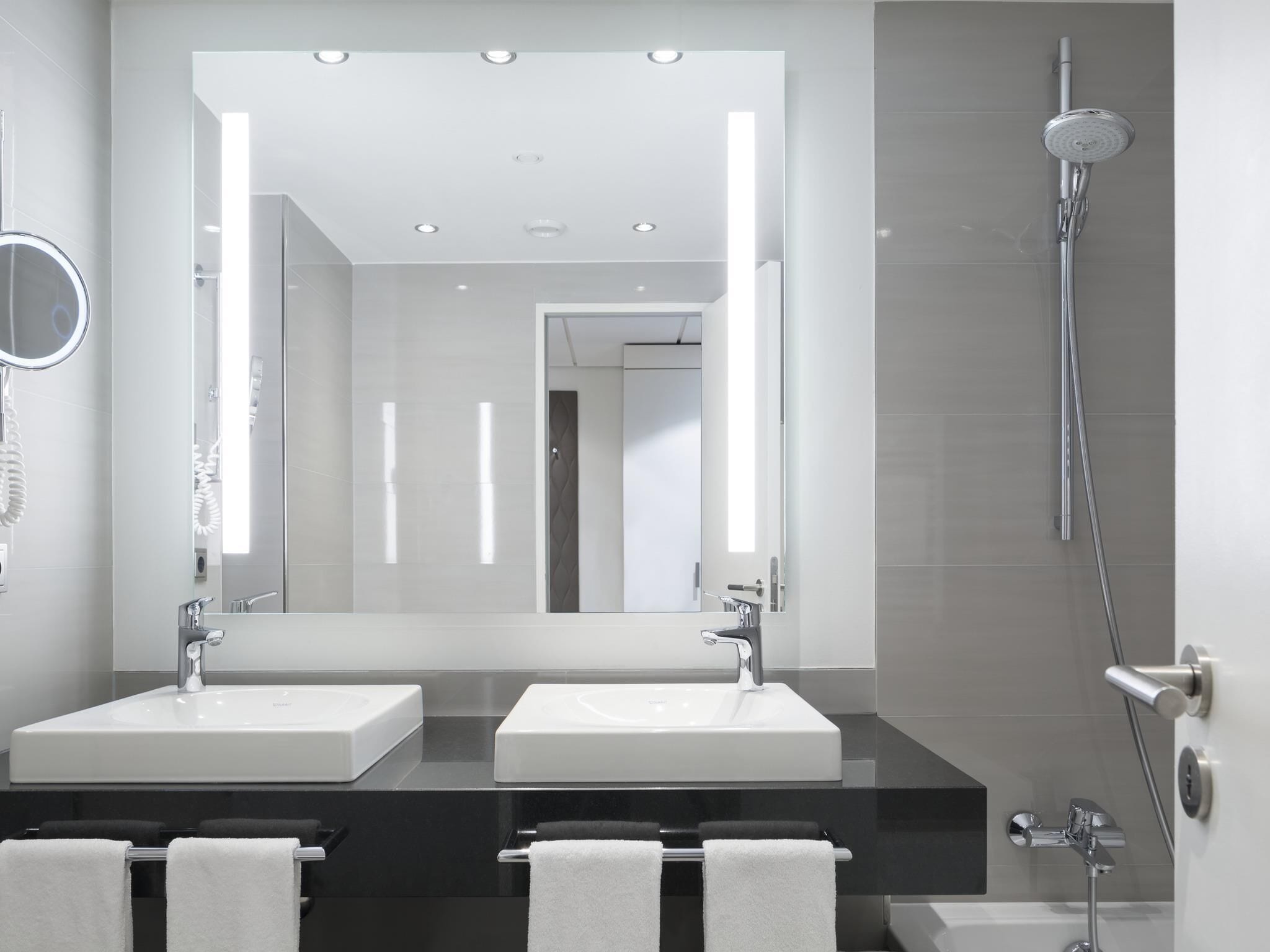 Deluxe-sviitti, 1 suuri parisänky | Allergiatestatut vuodevaatteet, tallelokero huoneessa