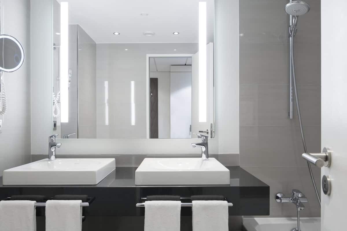 Deluxe-sviitti, 1 suuri parisänky | Allergiatestatut vuodevaatteet, tallelokero huoneessa