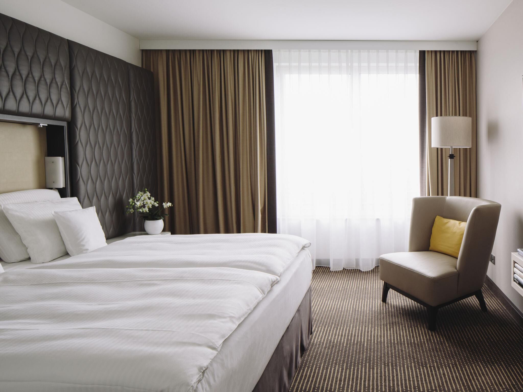 Hypo-allergenic bedding, in-room safe, individually decorated, desk