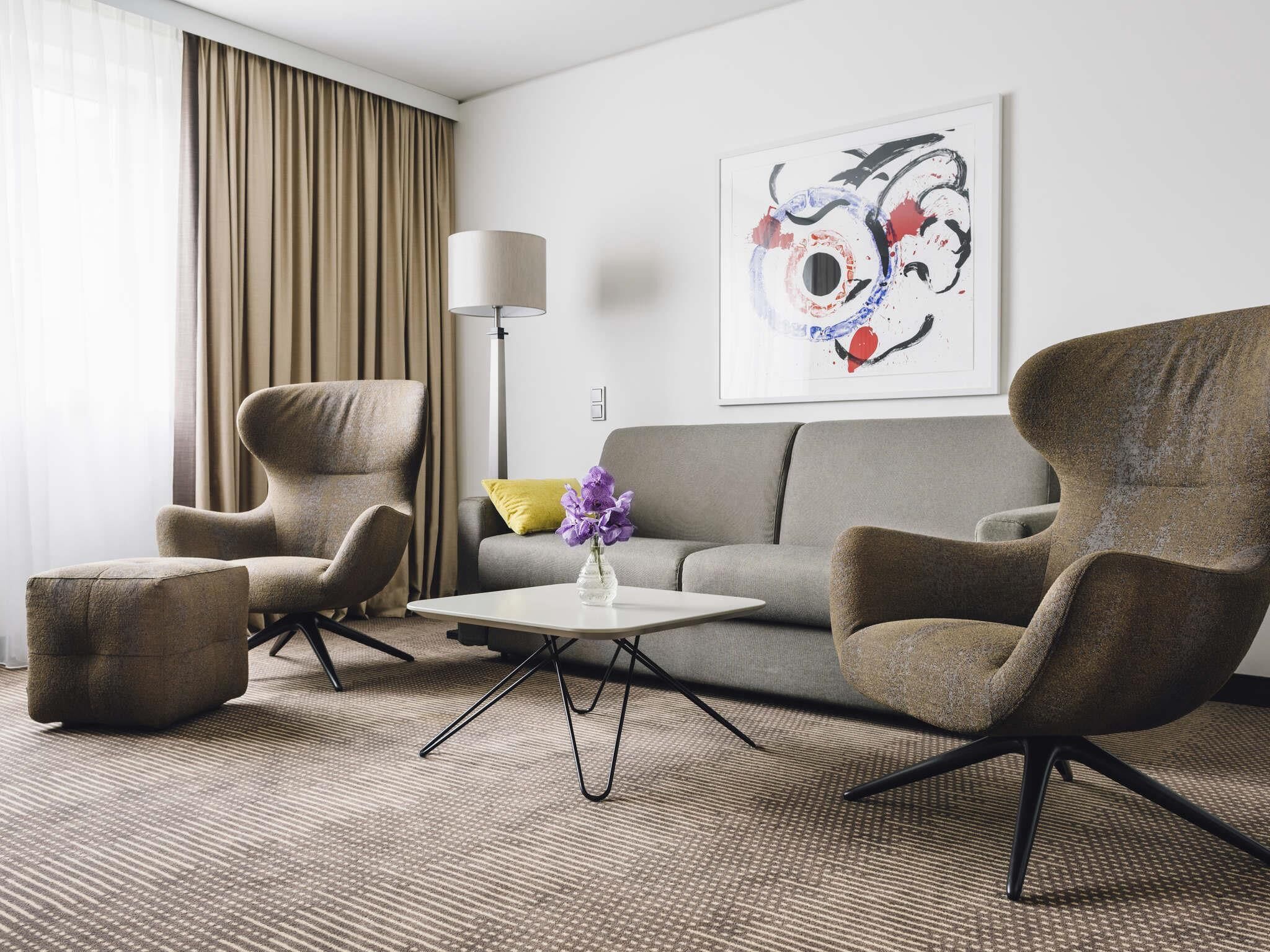 Hypo-allergenic bedding, in-room safe, individually decorated, desk