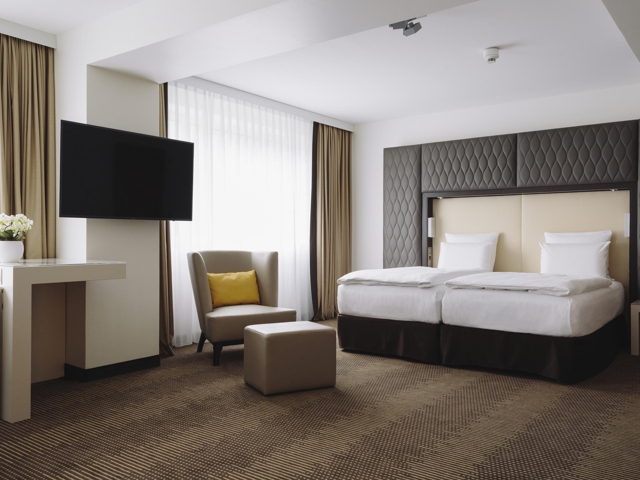 Junior-sviitti, 2 yhden hengen sänkyä | Allergiatestatut vuodevaatteet, tallelokero huoneessa