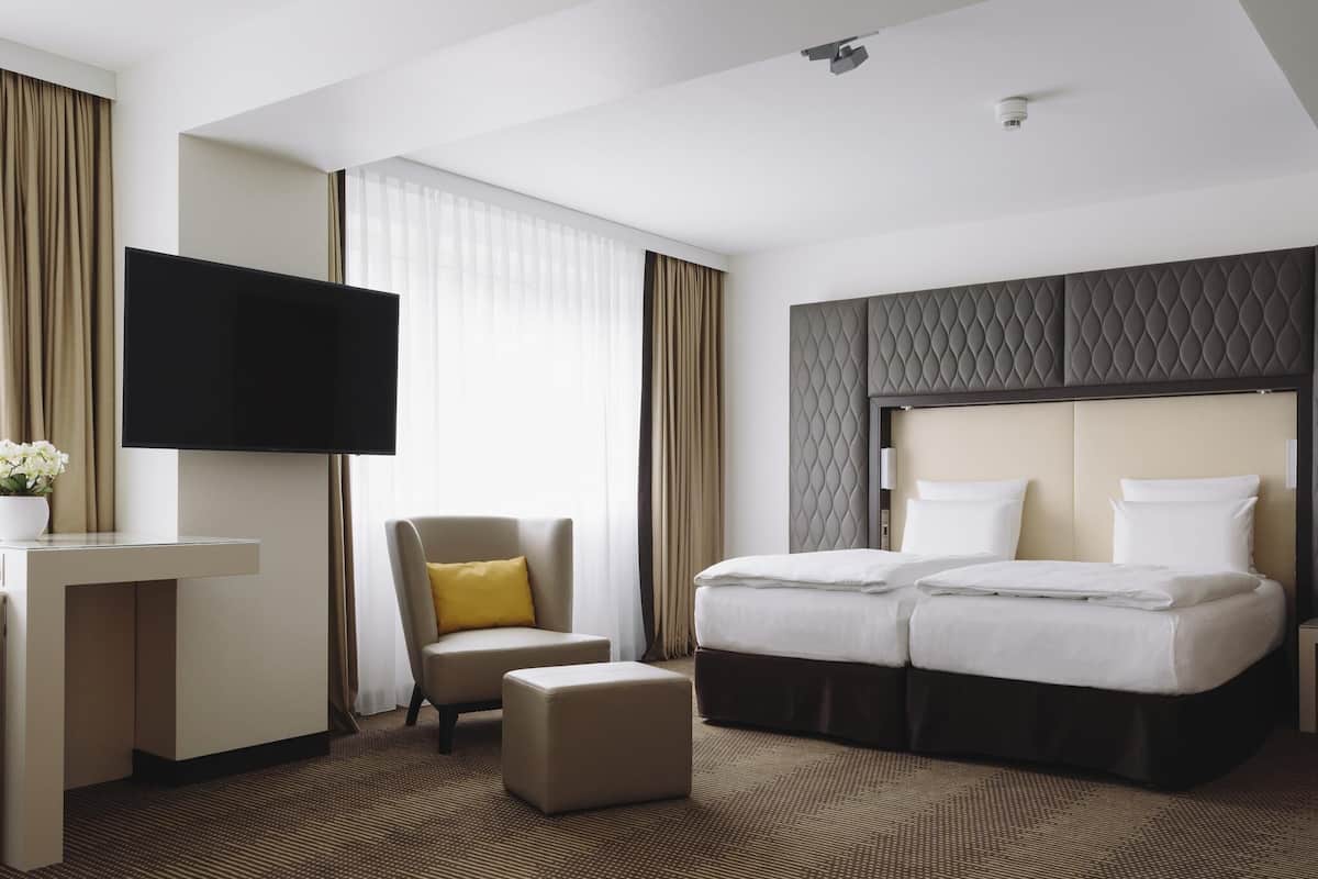 Junior-sviitti, 2 yhden hengen sänkyä | Allergiatestatut vuodevaatteet, tallelokero huoneessa