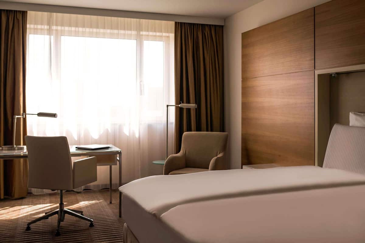 Hypo-allergenic bedding, in-room safe, individually decorated, desk