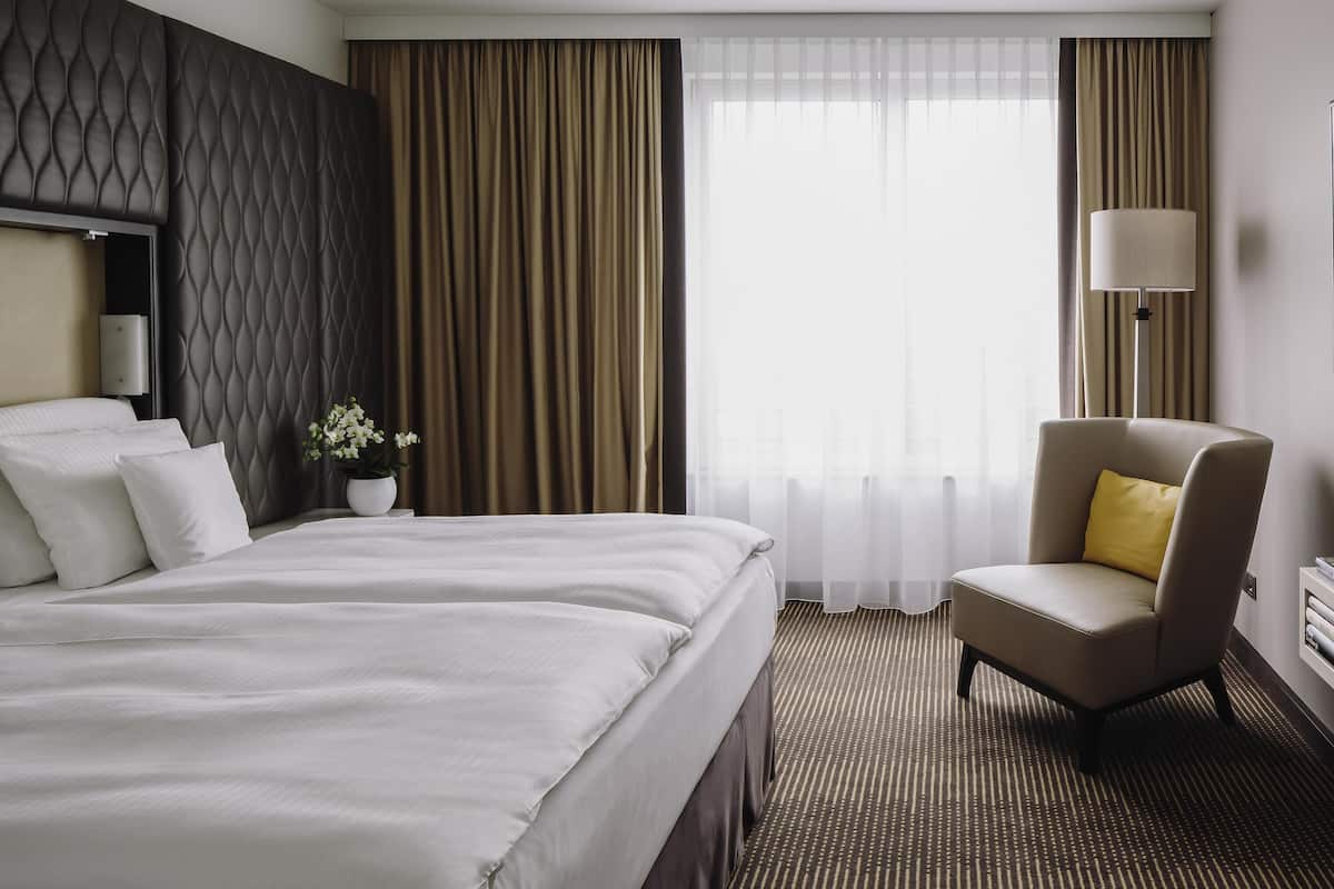 Hypo-allergenic bedding, in-room safe, individually decorated, desk