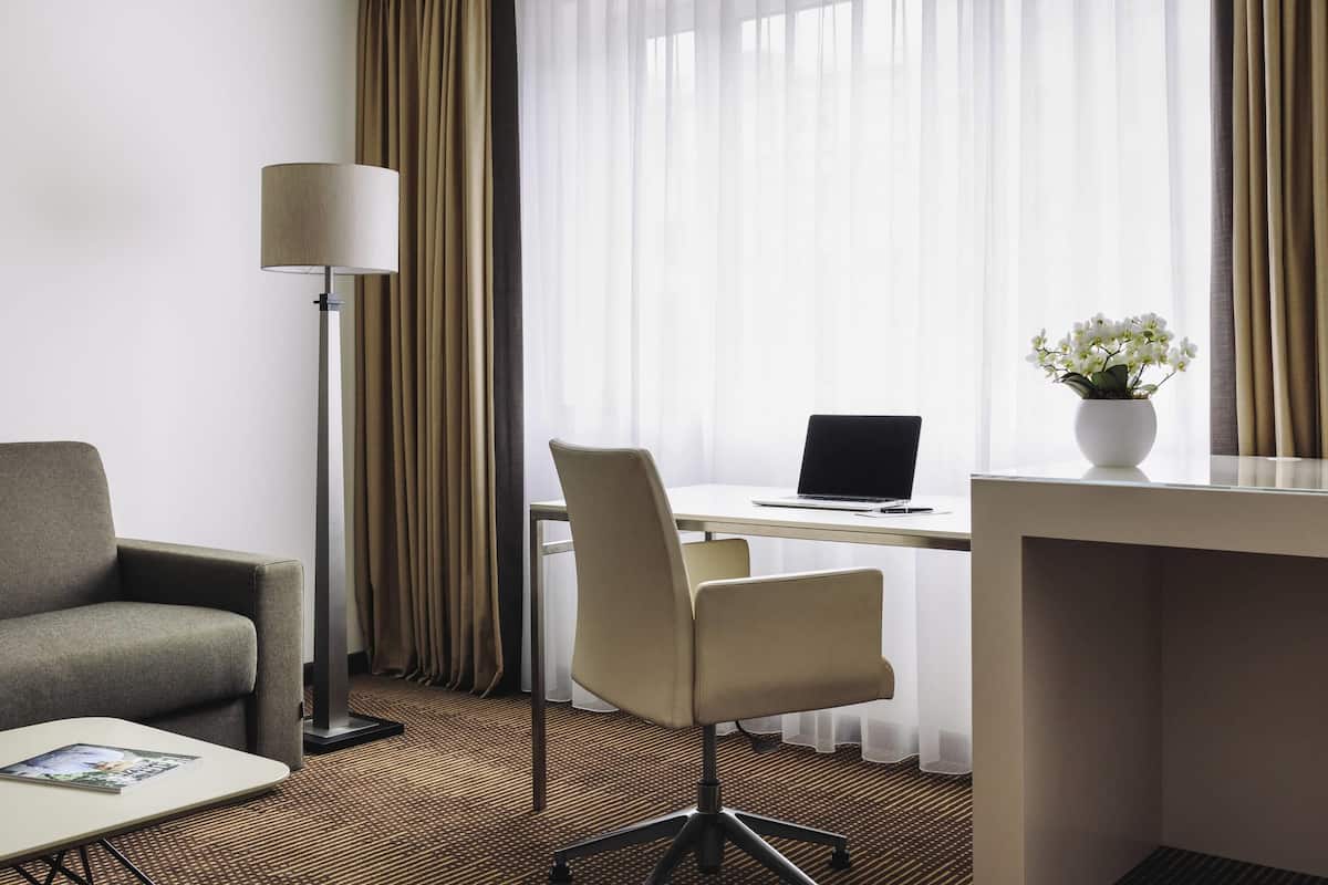 Junior Suite, 2 Twin Beds | 1 bedroom, hypo-allergenic bedding, minibar, in-room safe