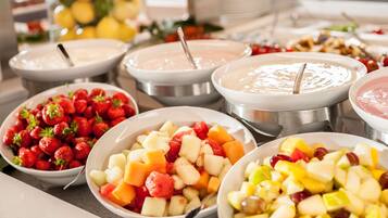 Desayuno buffet diario (EUR 21 por persona)