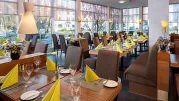 Tägliches Frühstücksbuffet (21 EUR pro Person)