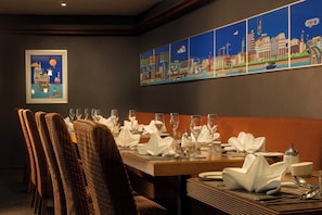 Breakfast, lunch and dinner served - Essential by Dorint Köln - Junkersdorf (Cologne)