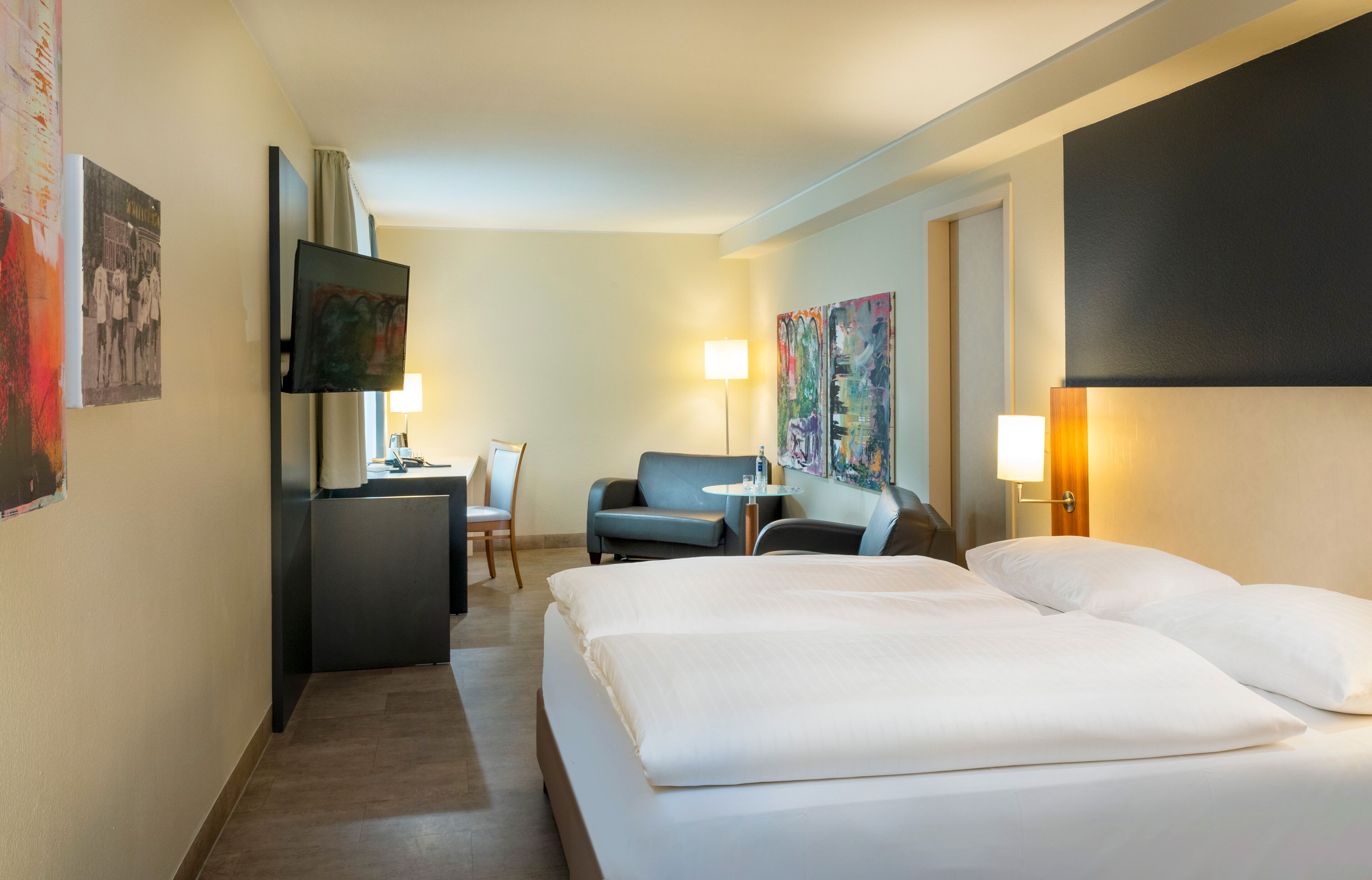 Business Zimmer mit Doppelbett | Allergikerbettwaren, Verdunkelungsvorhänge, schallisolierte Zimmer