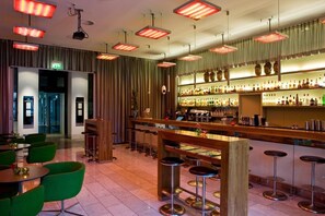 Bar à cocktails, restauration en plein air, ouvert tous les jours