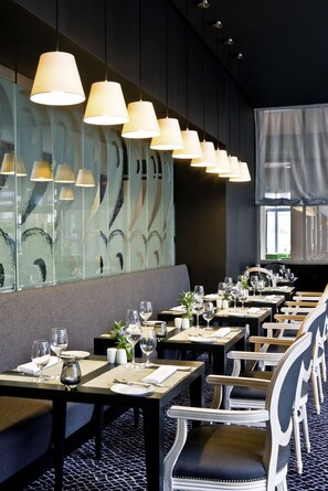 Petit déjeuner buffet (32 EUR par personne)