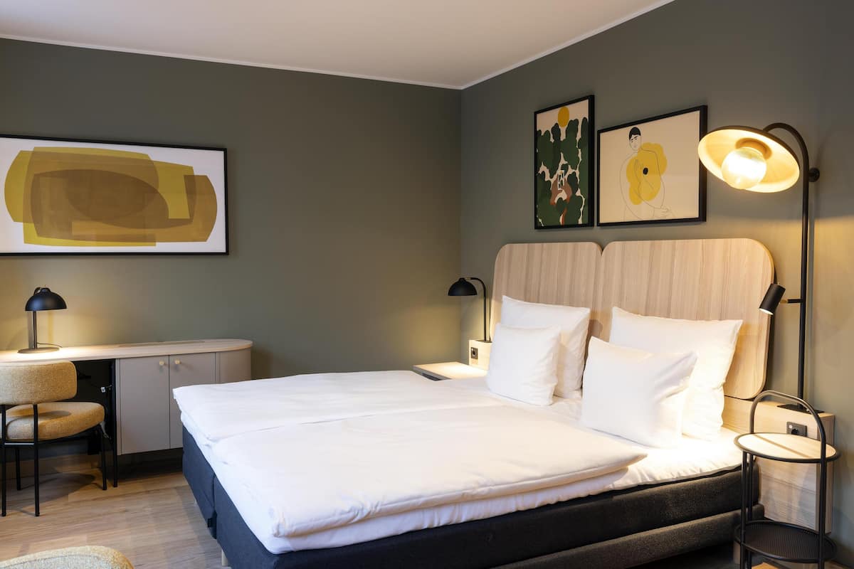 Habitación estándar con 2 camas individuales | Ropa de cama hipoalergénica y caja de seguridad en la habitación