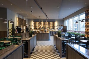 Bữa sáng buffet hàng ngày (25 EUR/mỗi người) 