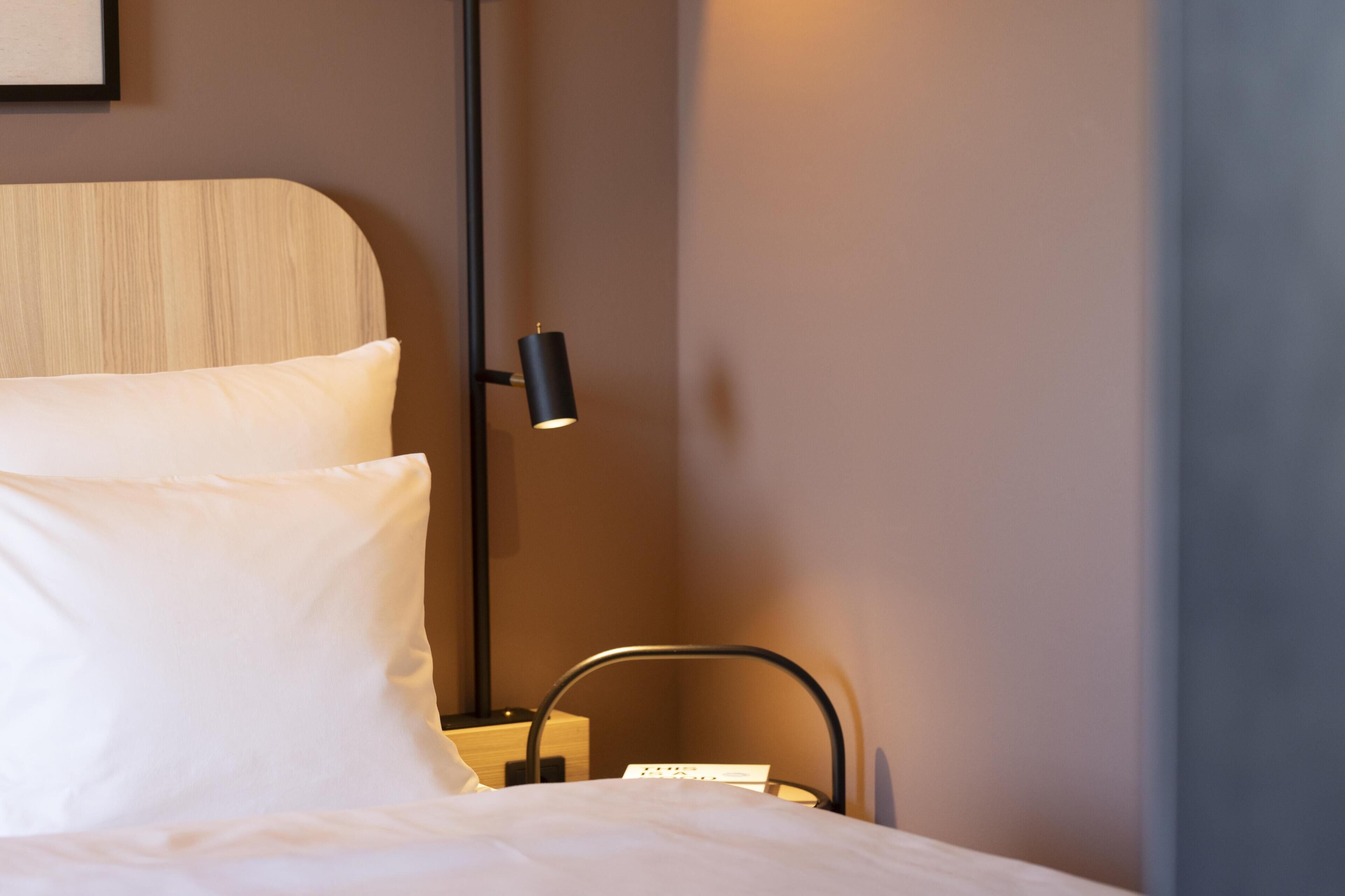 Ropa de cama hipoalergénica y caja de seguridad en la habitación 