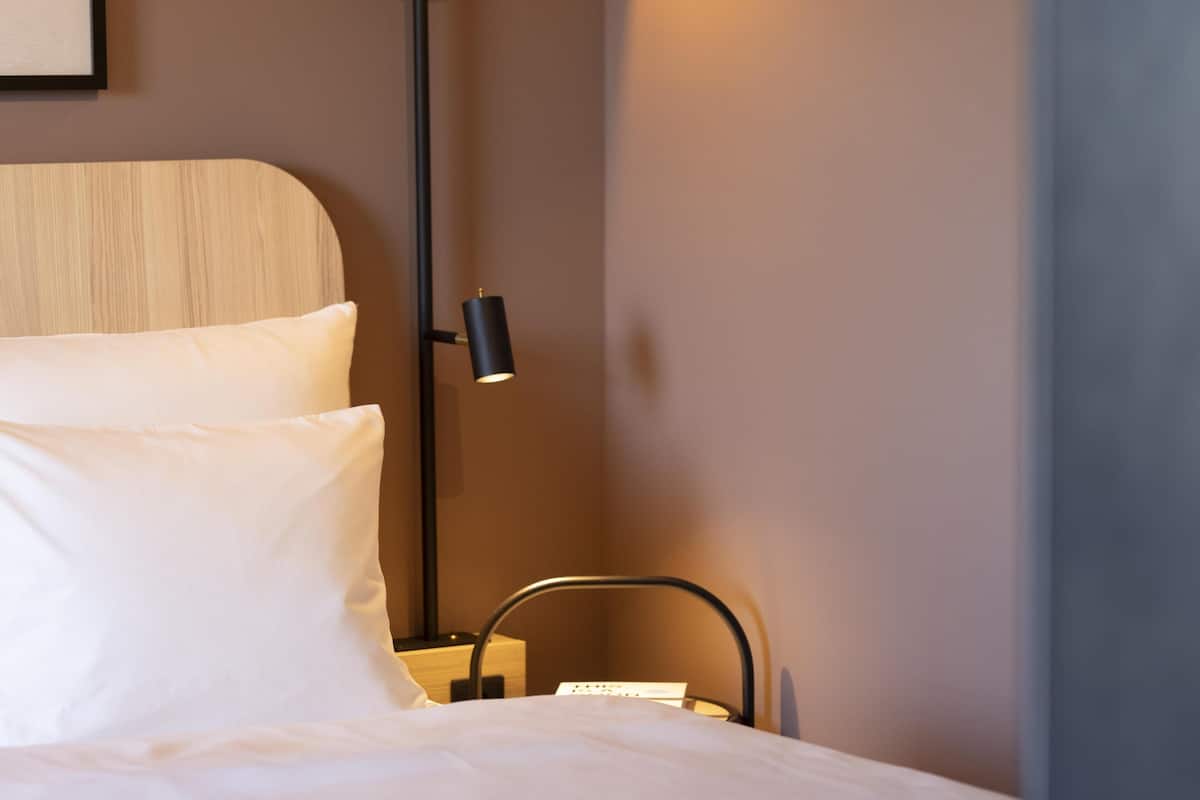 Ropa de cama hipoalergénica y caja de seguridad en la habitación