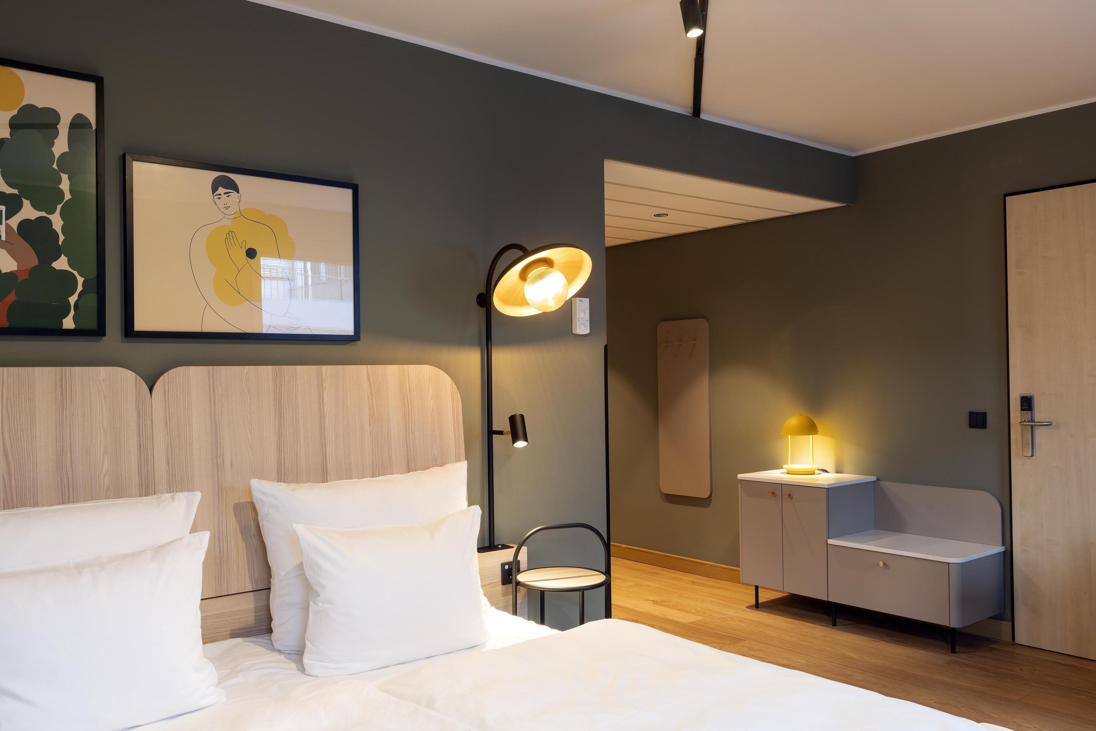 Habitación estándar con 2 camas individuales | Ropa de cama hipoalergénica y caja de seguridad en la habitación 