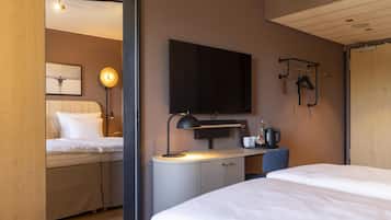 Quarto família (Three) | Roupas de cama antialérgicas, cofres nos quartos, escrivaninha