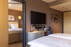 Familjerum (Three) | Allergitestade sängkläder, värdeförvaringsskåp på rummet och skrivbord