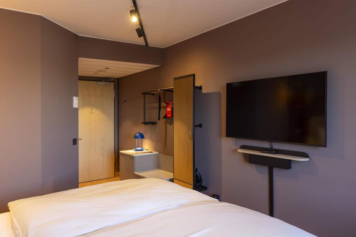 Standard Twin Room | Hypo-allergenic bedding, in-room safe, desk, laptop workspace