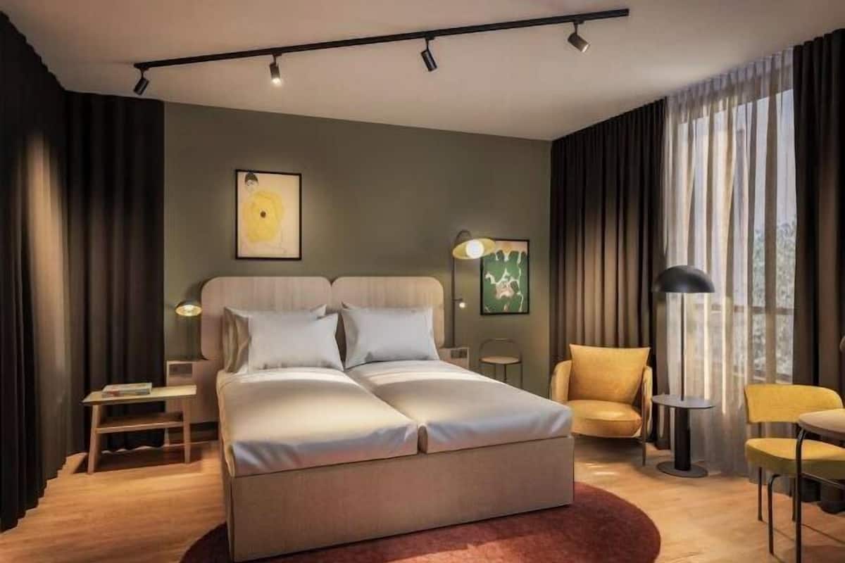 Ropa de cama hipoalergénica y caja de seguridad en la habitación