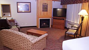 Suite, meerdere bedden | Een kluis op de kamer, individueel gedecoreerd, een bureau