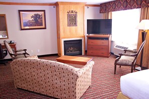Suite, Multiple Beds | In-room safe, individually decorated, desk, laptop workspace - Holiday Inn Express & Suites Fort Pierre by IHG (Fort Pierre)
