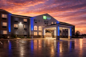 A Holiday Inn Express building with a covered entrance, large windows, and a parking lot. - Holiday Inn Express & Suites Fort Pierre by IHG (Fort Pierre)