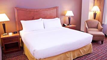 Standaard kamer, 1 kingsize bed | Een kluis op de kamer, individueel gedecoreerd, een bureau