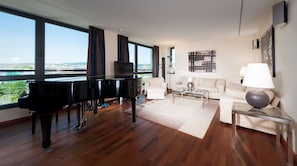 1 bedroom, premium bedding, in-room safe, desk