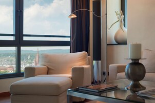 Ropa de cama de alta calidad, caja fuerte, escritorio y cortinas opacas