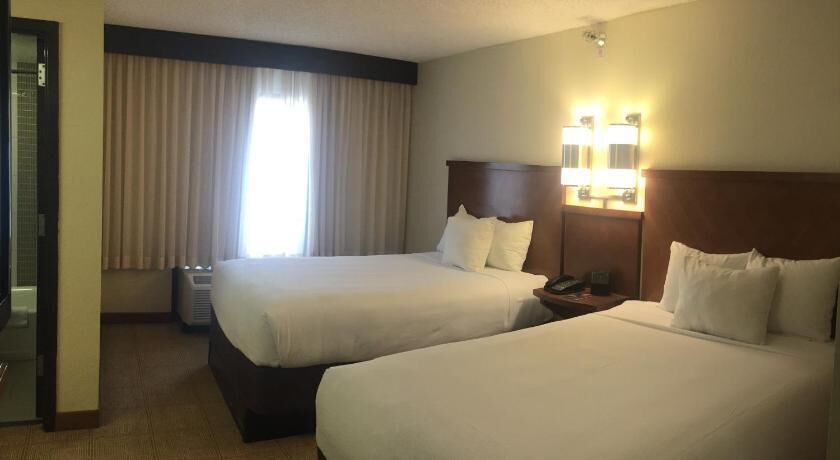 Ropa de cama de alta calidad y caja de seguridad en la habitación 